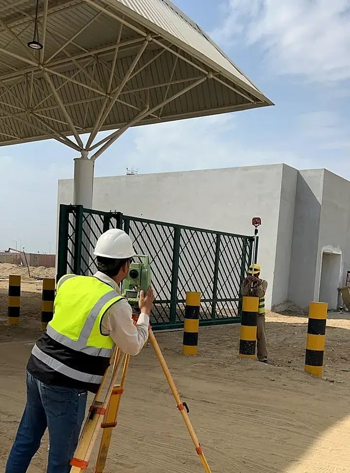 Survey check at the sliding gate