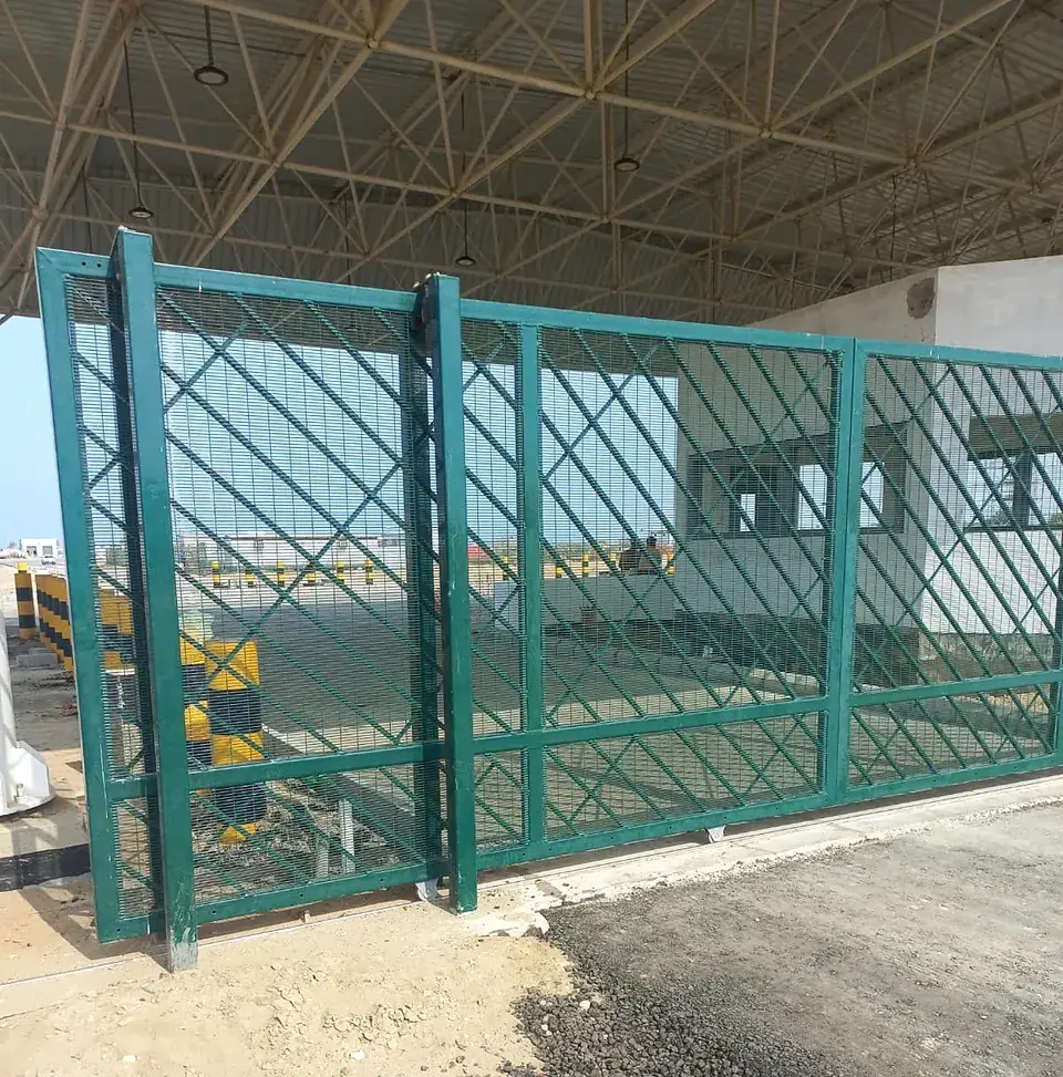 Motorised sliding gate under the canopy